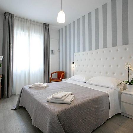 Hotel La Perla Rimini Esterno foto