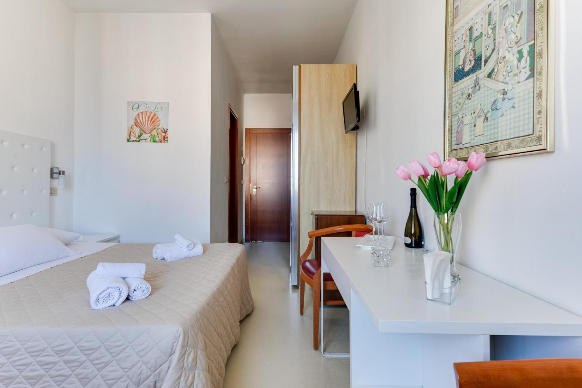 Hotel La Perla Rimini Esterno foto
