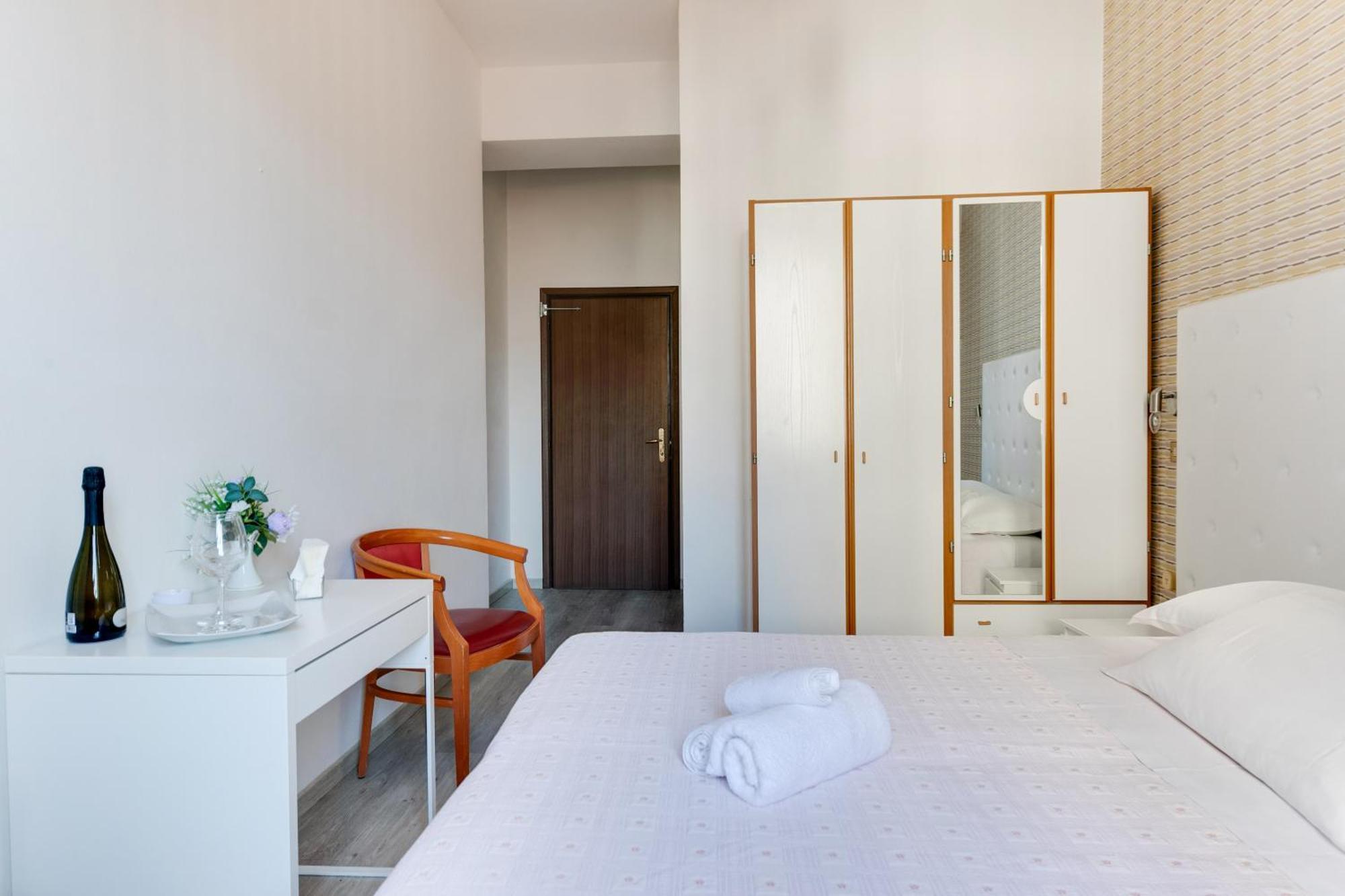 Hotel La Perla Rimini Esterno foto